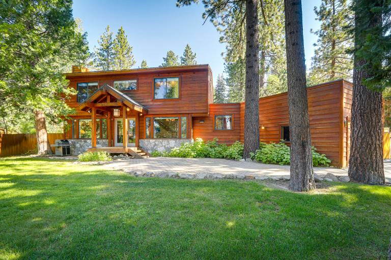 2 Mi to Lake Tahoe Spacious & Serene Retreat