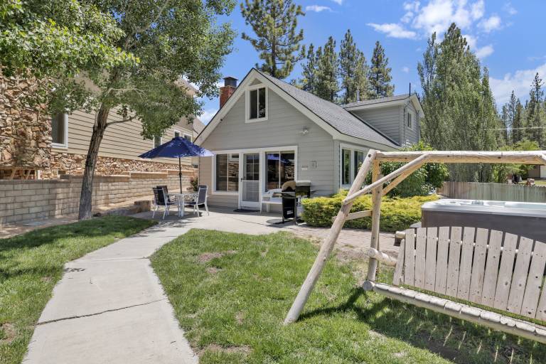 Cabin with patio, hot tub & grill | Lake view — photo 3