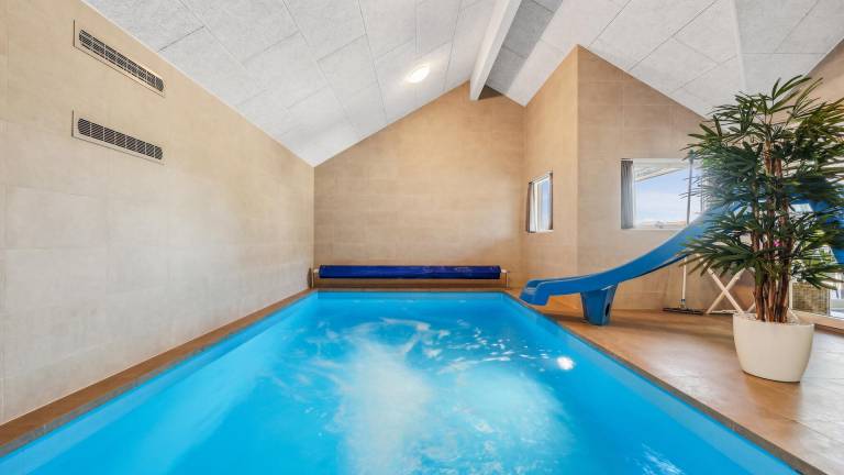 Vacation home with yard, private pool & jacuzzi in Sønderborg