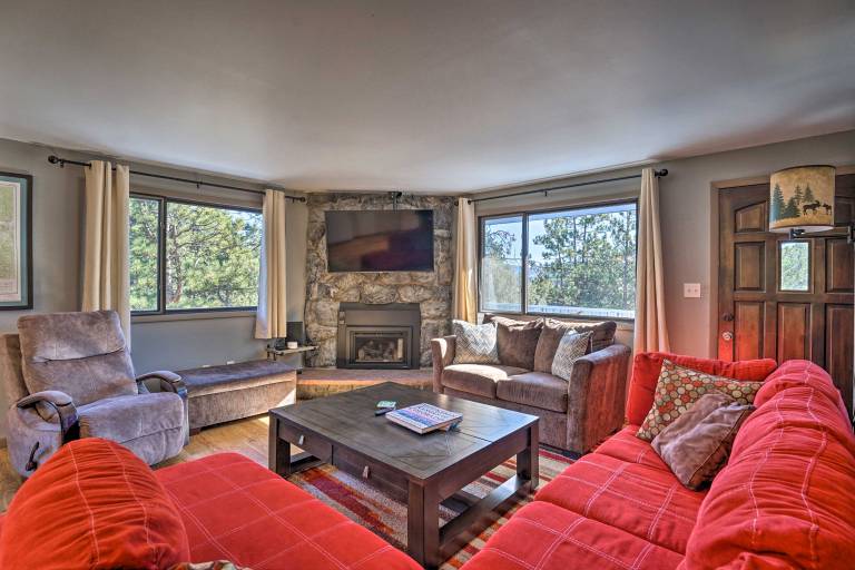 Luxe Updated Home w/ Grill + Hot Tub: 4 Mi to RMNP — photo 2