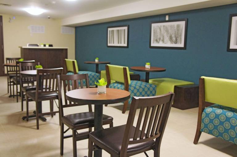 La Quinta Inn & Suites by Wyndham Oshawa — photo 5