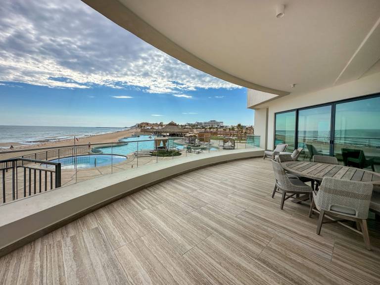3BR Ground Floor Condo with Direct Pool Access