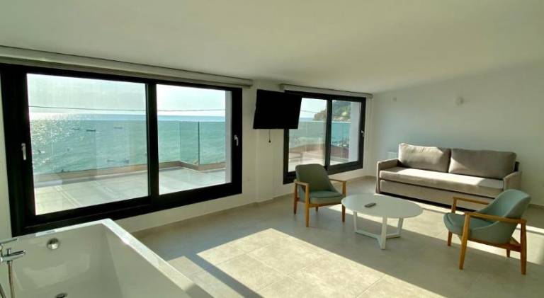 Serviced apartment with patio | Next to the beach | Pet-friendly — photo 2