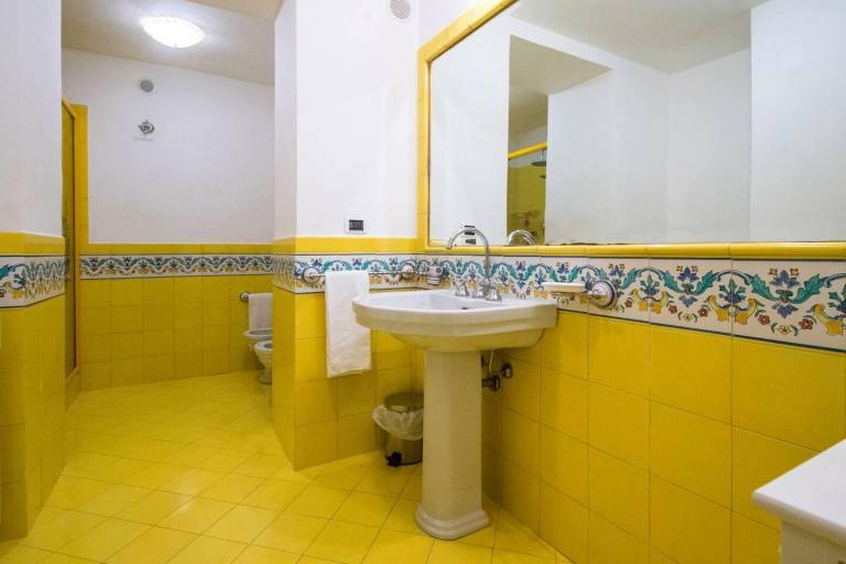 Villa with terrace, garden & hot tub | Pets allowed in Anacapri
