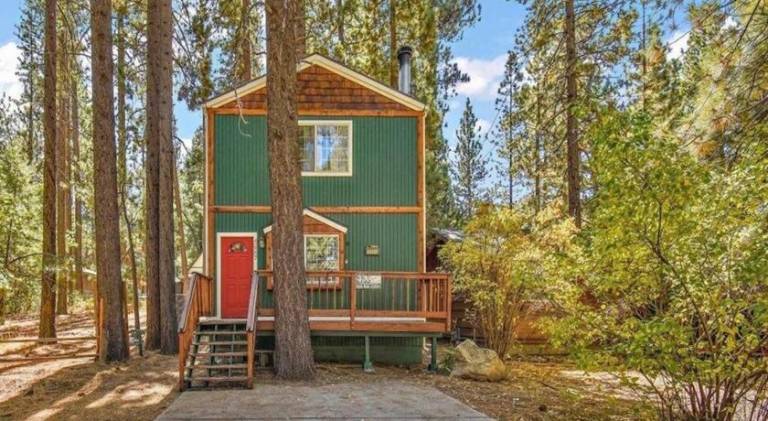 Vacation home with grill & yard in Big Bear Lake, CA