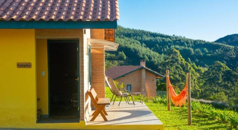 Lodge with terrace, hot tub & yard in Camanducaia