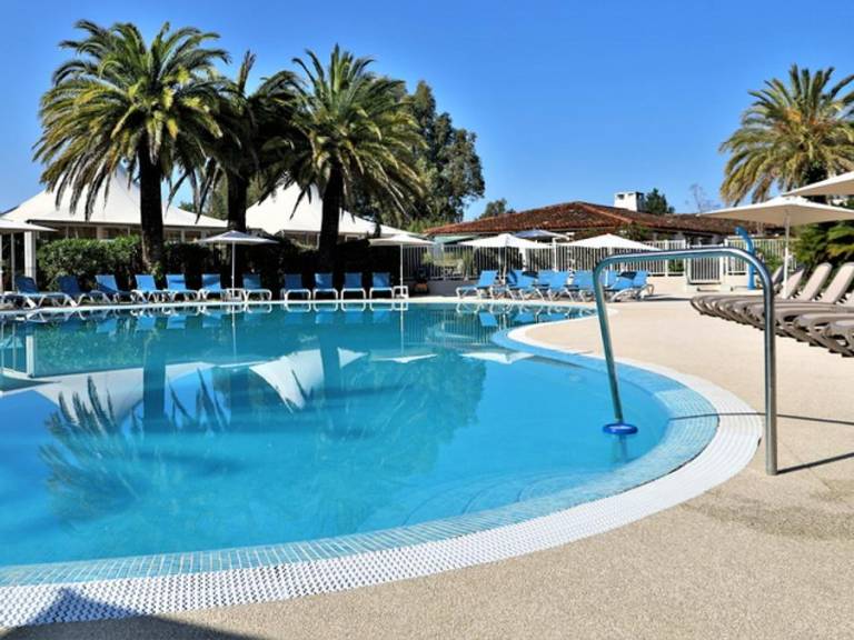 Rental apartment with pool in Grimaud