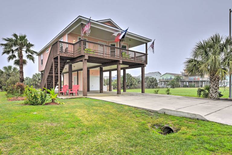 1 4 Mi to Beach Canal View Home in Galveston