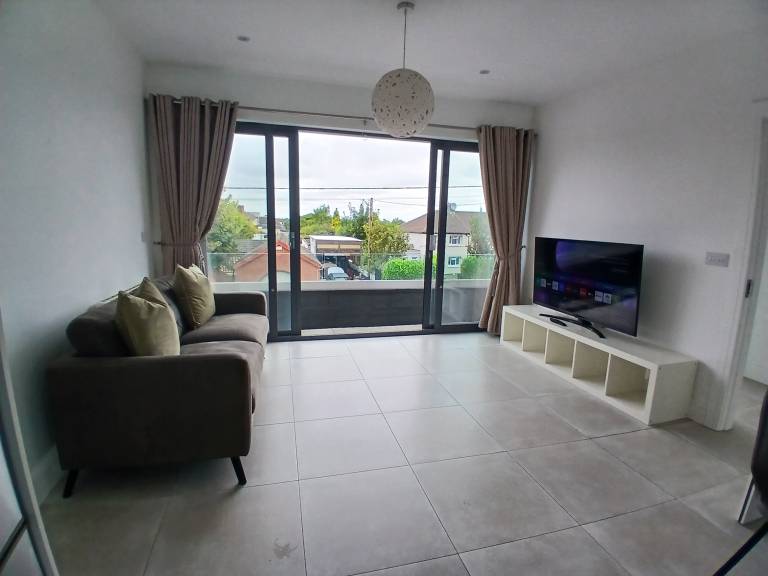 Newly Refurbed 2BD W Wraparound Balcony 5k to City