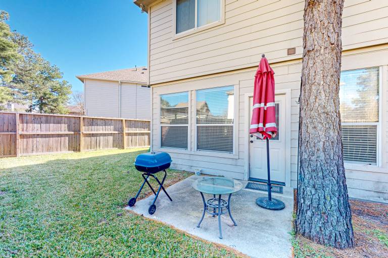 3 Mi to Downtown Conroe: Updated Townhome w/ Yard — photo 3
