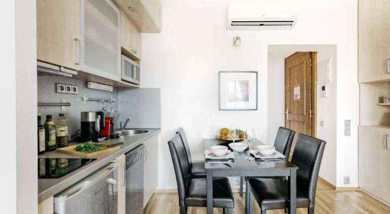 LIL Apartment with Stunning View, Parking & AC by EasyBNB Premium — photo 3