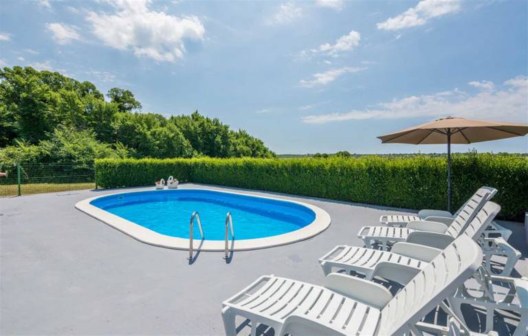 Family-friendly house with private pool, garden & barbeque | Pets allowed — photo 4