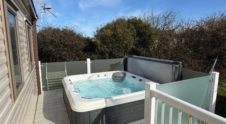 Sunnymede i2 - Hot tub caravan with ramped decking, pet friendly - Meadow Lakes Caravan & Lodge Hire — photo 5