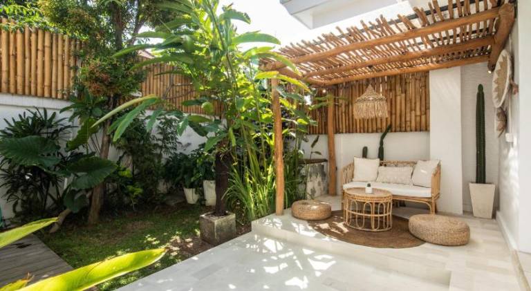 Villa with pool — photo 4