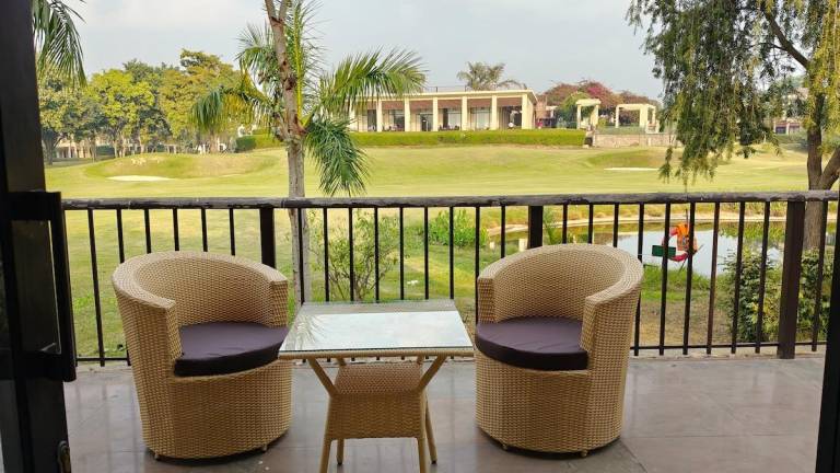 Vacation home with barbeque & yard — photo 3