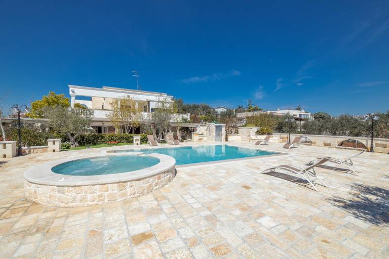 Apartment with pool, BBQ & yard — photo 3
