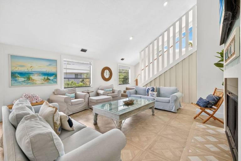Children-friendly pleasant vacation home with heated pool, patio & yard | Water view | Close to the beach | Pet-friendly — photo 2