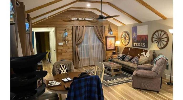 House | Pets are welcome in Fort Worth, TX