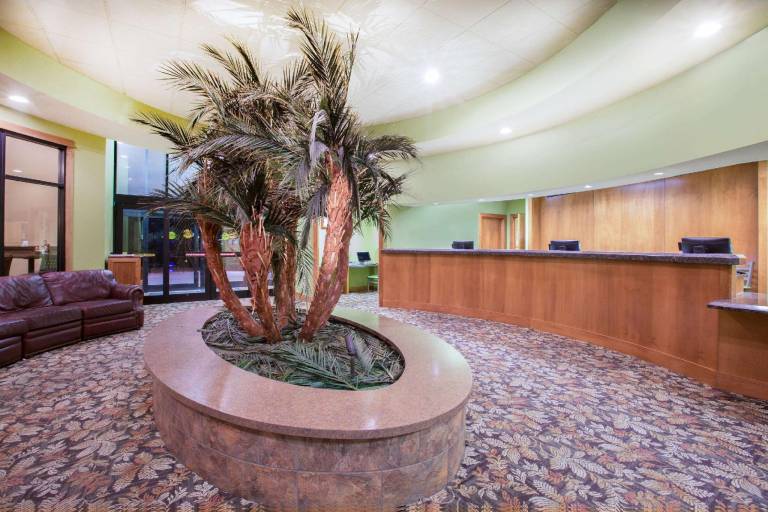 Ramada Tropics Resort & Conf Center by Wyndham Des Moines — photo 4