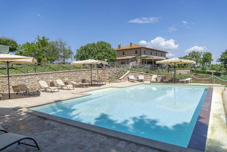 Cerqueti - Agriturismo con piscina e ristorante: Pajaro in Terni