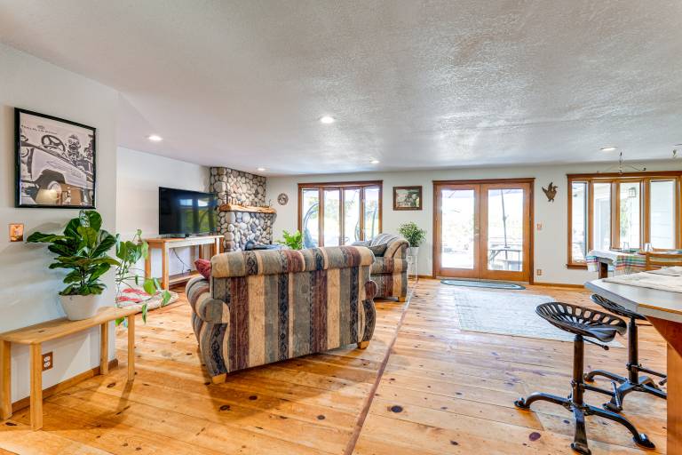 Oregon Farmhouse Hideaway on 53 Acres — photo 4