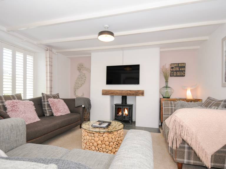 Cottage with hot tub & yard | Beach view — photo 3