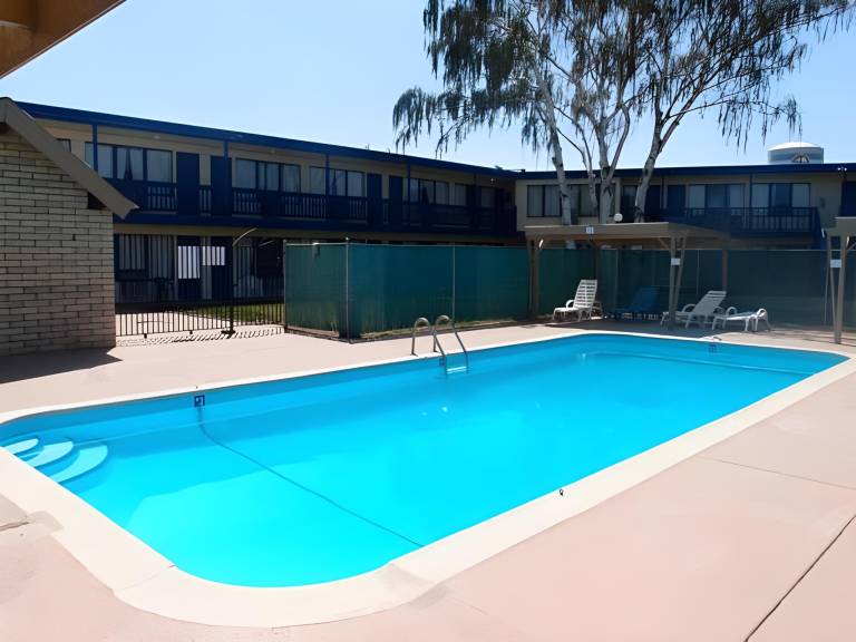 Motel oasis — photo 2