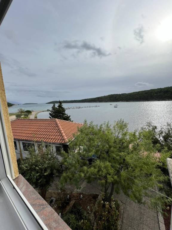 Fully equipped pleasant rental apartment with jacuzzi, patio & BBQ | Sea view | Pets are welcome in Rab