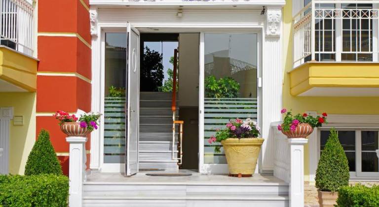 Charming serviced apartment with barbecue, garden & terrace | Next to the beach | Perfect for remote work | Dogs allowed in Katerini