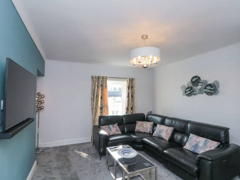 Family-oriented charming cottage | Beach view | Close to the beach | Pets are welcome — photo 4
