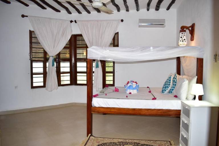 Family-friendly nice dedicated room with patio, private pool & barbeque | Pool view | Next to the beach | Pets allowed — photo 2