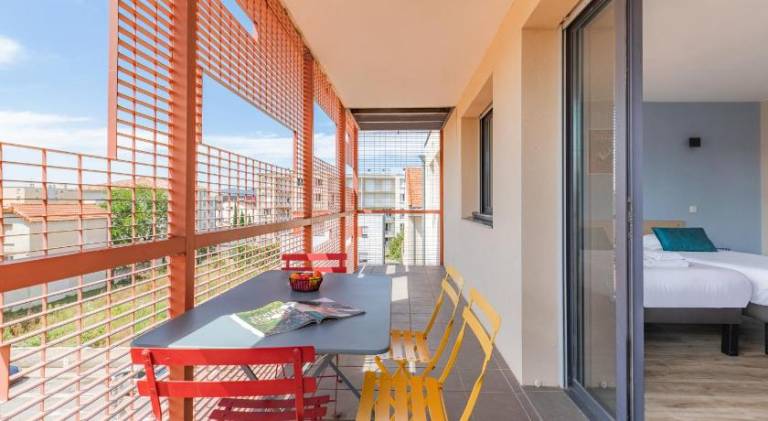 Serviced apartment with patio — photo 3