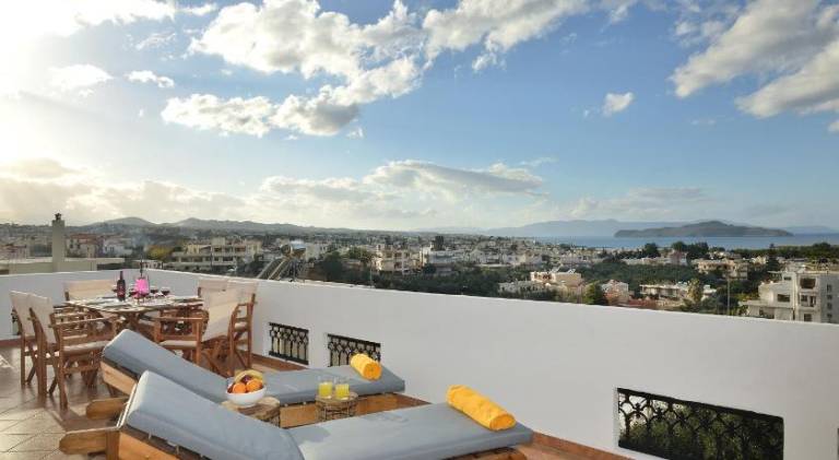 Villa with patio & yard in Chania