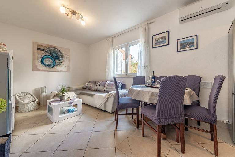 Fully equipped lovely rental apartment with barbecue, terrace & fast internet | Close to the beach | Pets allowed in Sibenik