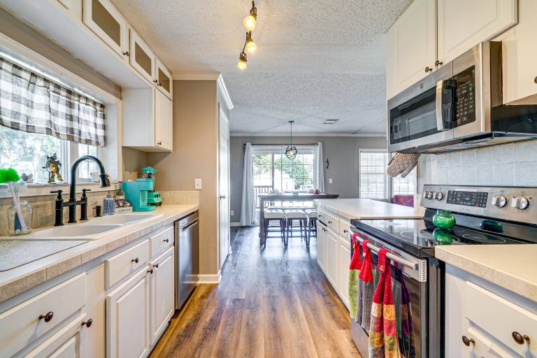 Paddle, Swim & More! Charming Home in High Springs — photo 2