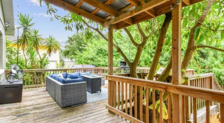 Heart of S Tampa- Hot Tub, Private Backyard, Fire Pit, Grill, 5 min to Beach — photo 4