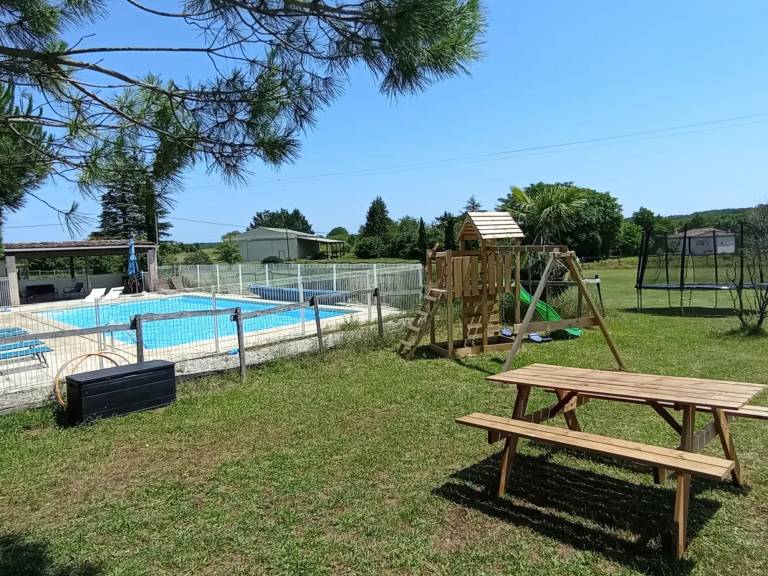 House with yard, pool & barbecue | Garden view — photo 5