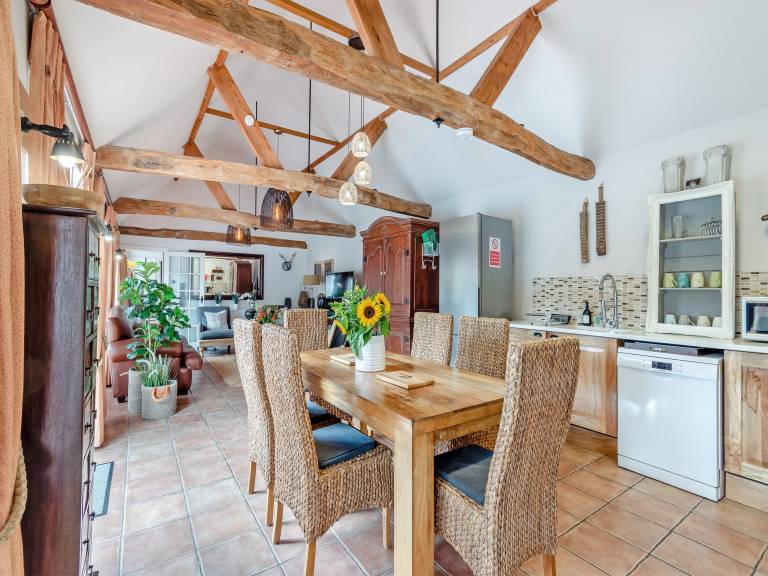 Family-friendly cottage with yard & pool | Pets allowed — photo 5