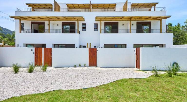Wonderful villa with terrace, barbeque & garden | Close to the beach | Good for workation | Dogs allowed in Ubatuba