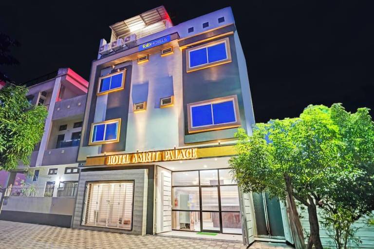Fabhotel Amrit Palace