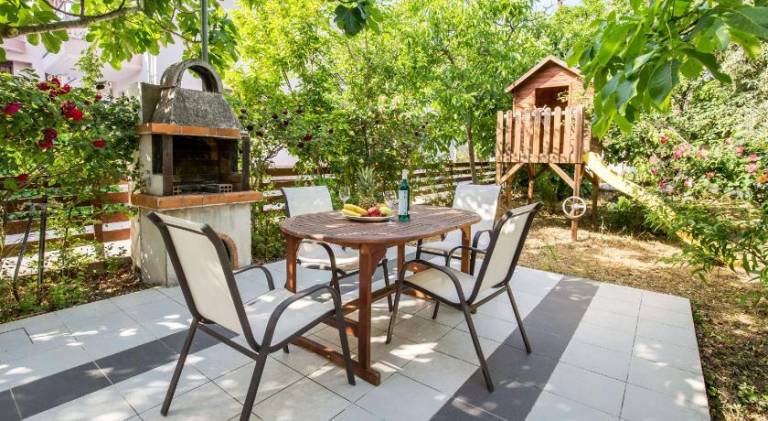 Charming serviced apartment with terrace & yard | Next to the beach | Pet-friendly — photo 4