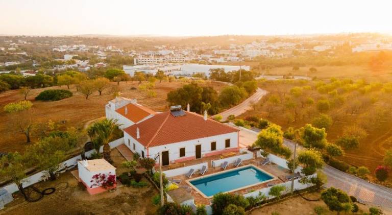 Vacation home with yard, patio & pool in Albufeira