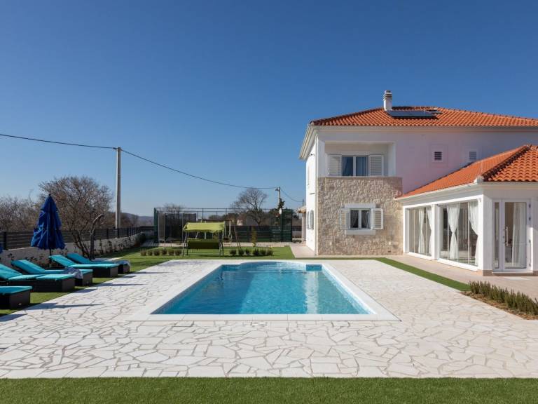 Fully equipped lovely house with BBQ, garden & terrace | Pets are welcome — photo 3