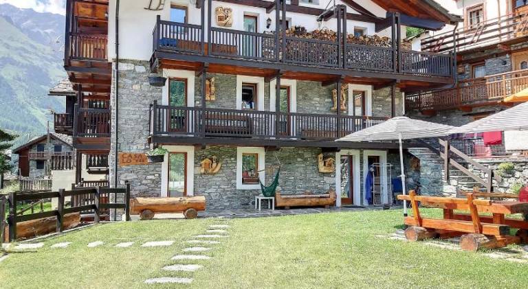 Lo Tze Cozy Apartment Near the Slopes with Garage in Valtournenche