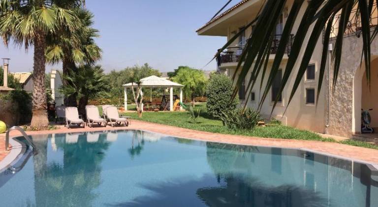 Family-oriented wonderful holiday apartment with yard, pool & terrace | Beach nearby | Pets allowed in Avola