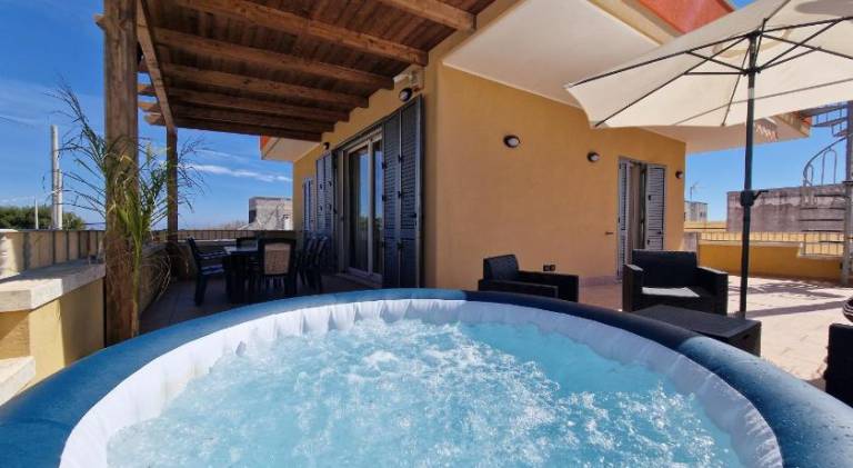 Vacation home with hot tub — photo 3