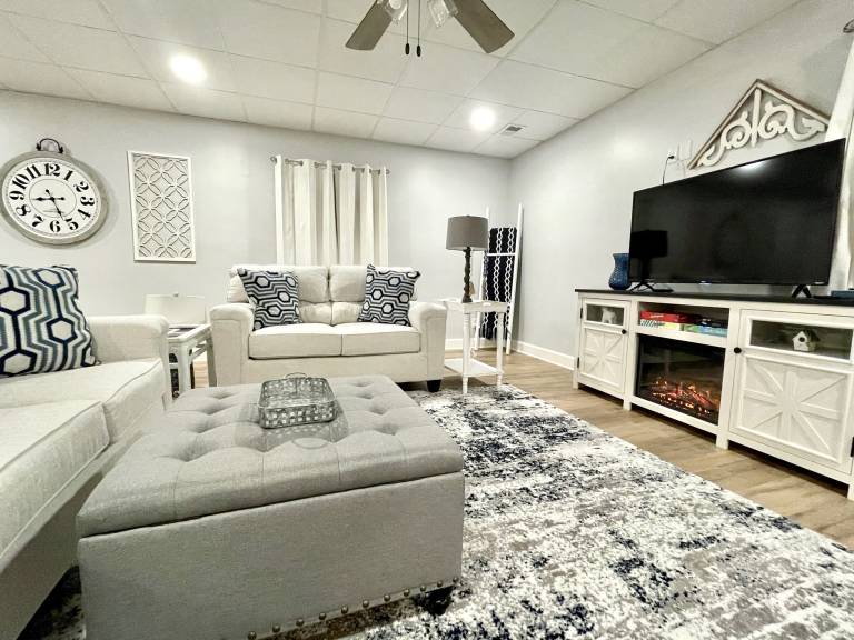 Family-friendly rental apartment with BBQ & yard | Perfect for remote work | Pet-friendly — photo 4