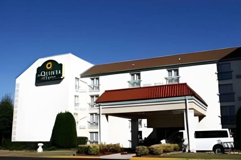 La Quinta Inn & Suites by Wyndham Atlanta Airport South in College Park, GA