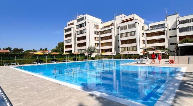 Apartment with pool — photo 5