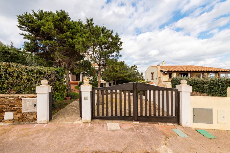 Villa with barbeque & garden — photo 3